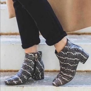 Topshop Betty faux black & white Snakeskin Ankle Boots 7.5  like …